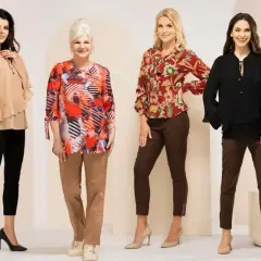 Cztery kobiety w stylowych bluzkach. Jedna w bluzce w kolorze **beige jaki to kolor**, dwie w kolorowych, jedna w czarnej. Spodnie w odcieniach brązu i czerni.