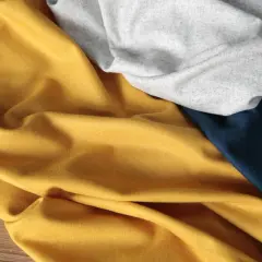 Miękkie tkaniny w kolorach musztardowym, szarym i granatowym. Sztuczny jedwab, inna nazwa dla wiskozy, tworzy piękne drapowania.