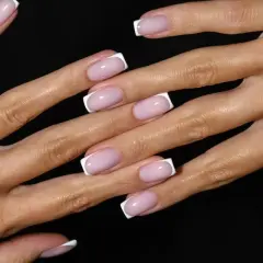 Delikatne paznokcie na jesień w stylu francuskiego manicure. Różowa baza i białe końcówki dodają elegancji.