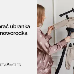 Kobieta paruje ubranka dla noworodka, pokazując, jak prać delikatne rzeczy.