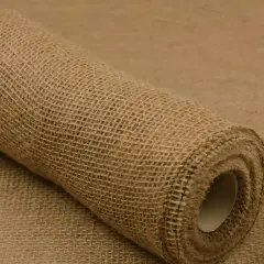 Zrolowana juta, naturalny materiał, idealny do dekoracji i rękodzieła. Co to juta? To właśnie ona!
