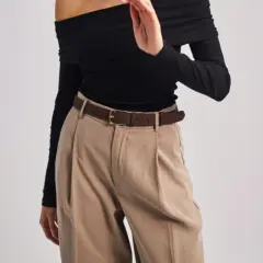 Brązowy pasek do spodni w beżowym zestawie. Dowiedz się, jak dobrać pasek do spodni, by stworzyć stylowy look.