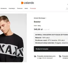 Mężczyzna w granatowym swetrze z białym napisem. Materiał: 100% akryl.