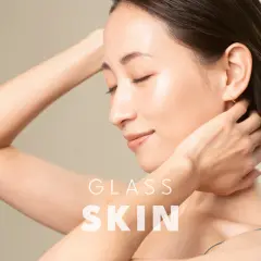 Kobieta z idealną, lśniącą cerą, która emanuje zdrowiem i blaskiem. Jej skóra wygląda jak tafla szkła, osiągając efekt glass skin.