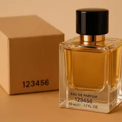 Elegancka butelka perfum i pudełko z numerem 123456. Chcesz wiedzieć, jak sprawdzić, czy perfumy są oryginalne? Zwróć uwagę na detale.