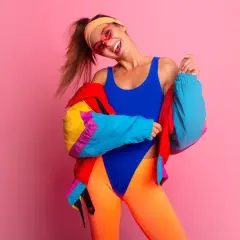 Dziewczyna w neonowym stroju z lat 80. gotowa na imprezę. Moda tamtych lat to szaleństwo kolorów!