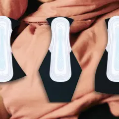 Trzy czarne majtki menstruacyjne z wkładkami, pokazujące, jak prać majtki menstruacyjne.