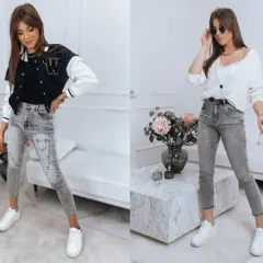 Dwie kobiety w jeansach z niskim stanem (low waist co to znaczy). Jedna w kurtce bomber, druga w białym sweterku.