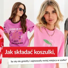 Cztery kobiety prezentują koszulki z nadrukami. Tekst podpowiada, jak złożyć koszulki, by się nie gniotły i zajmowały mniej miejsca w szafie.