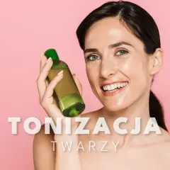 Uśmiechnięta kobieta trzyma buteleczkę z zielonym płynem, prezentując tonik do twarzy.