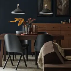 Elegancka jadalnia z ciemnymi meblami. Czy brązowy pasuje do czarnego? Tak, tworzy przytulną atmosferę.