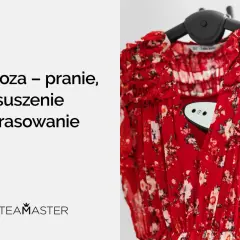 Czerwona sukienka w kwiaty na wieszaku, obok tekst: "Wiskoza – pranie, suszenie i prasowanie". Czy wiskoza się kurczy?