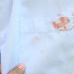 Plama rdzy na białej koszuli. Dowiedz się, jak usunąć rdzę z ubrania białego, aby przywrócić mu nieskazitelny wygląd.