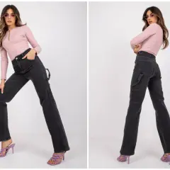 Modelka w różowym topie i ciemnych jeansach straight. To znaczy, że nogawki są proste od bioder w dół, idealne do każdej stylizacji.