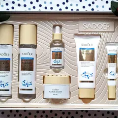 Zestaw kosmetyków Sadoer z kolagenem: serum, krem, krem pod oczy i dwa balsamy. Sadoer to marka dbająca o gładkość i nawilżenie skóry.
