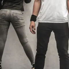 Para idealna? Szare jeansy Levi's, rozmiar 28/30, idealnie dopasowane. Obok czarne spodnie i biała koszulka.