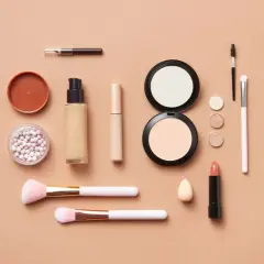 Zestaw kosmetyków do makijażu: podkład, korektor, puder, szminka, cienie, pędzle i gąbeczka. Idealne, by dowiedzieć się, jak zrobić trwały makijaż.