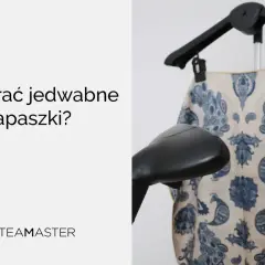 Jedwabne apaszki z pięknym wzorem pawia są delikatne. Jak prać jedwabne apaszki, by zachować ich piękno? Para z parownicy Steamaster pomoże.