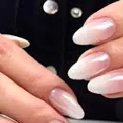 Eleganckie paznokcie ombre french w odcieniach bieli i różu, subtelnie przechodzące w perłowy blask.