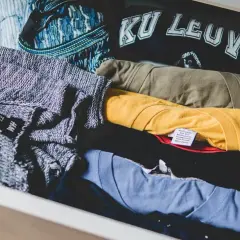 Ubrania w szufladzie, od swetra po t-shirty. Dowiedz się, jak pozbyć się zapachu stęchlizny z ubrań, by cieszyć się świeżością.