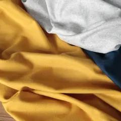 Miękki materiał, 95 poliester, 5% elastan, w kolorach musztardowym, szarym i granatowym, tworzy elegancką kompozycję.
