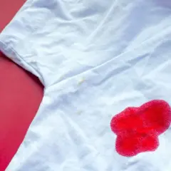 Biała koszulka z plamą krwi. Dowiedz się, jak usunąć plamy z krwi, aby przywrócić jej nieskazitelny wygląd.