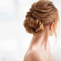 Eleganckie, delikatne upięcie rozpuszczonych włosów w kok. Włosy w odcieniu miodowego blondu.