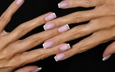 Delikatne paznokcie na jesień w stylu francuskiego manicure. Różowa baza i białe końcówki dodają elegancji.
