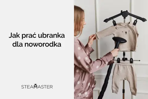 Kobieta paruje ubranka dla noworodka, pokazując, jak prać delikatne rzeczy.