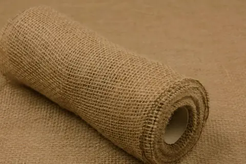 Zrolowana juta, naturalny materiał, idealny do dekoracji i rękodzieła. Co to juta? To właśnie ona!
