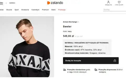 Mężczyzna w granatowym swetrze z białym napisem. Materiał: 100% akryl.