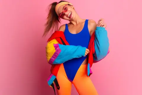 Dziewczyna w neonowym stroju z lat 80. gotowa na imprezę. Moda tamtych lat to szaleństwo kolorów!