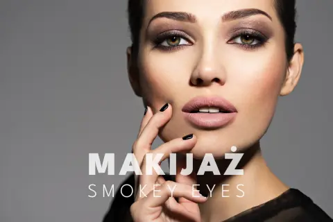 Delikatny makijaż smoky eyes podkreśla spojrzenie. Kobieta zmysłowo dotyka twarzy.