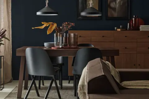 Elegancka jadalnia z ciemnymi meblami. Czy brązowy pasuje do czarnego? Tak, tworzy przytulną atmosferę.