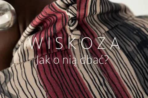Wiskoza: co to za materiał i jak o nią dbać? Zbliżenie na tkaninę w paski.