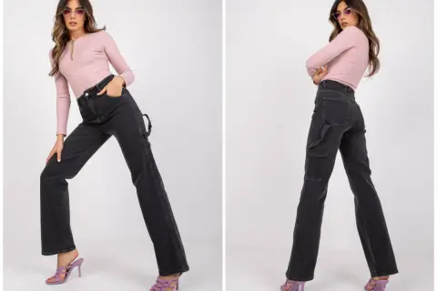 Modelka w różowym topie i ciemnych jeansach straight. To znaczy, że nogawki są proste od bioder w dół, idealne do każdej stylizacji.