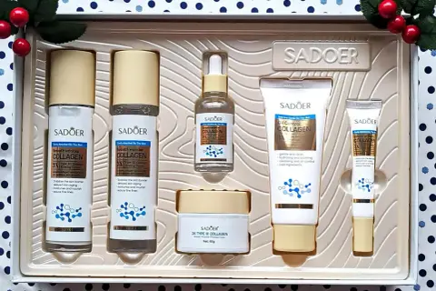 Zestaw kosmetyków Sadoer z kolagenem: serum, krem, krem pod oczy i dwa balsamy. Sadoer to marka dbająca o gładkość i nawilżenie skóry.