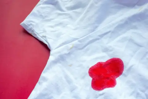 Biała koszulka z plamą krwi. Dowiedz się, jak usunąć plamy z krwi, aby przywrócić jej nieskazitelny wygląd.