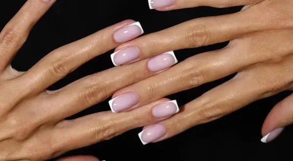 Delikatne paznokcie na jesień w stylu francuskiego manicure. Różowa baza i białe końcówki dodają elegancji.