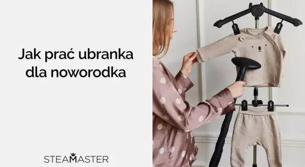 Kobieta paruje ubranka dla noworodka, pokazując, jak prać delikatne rzeczy.