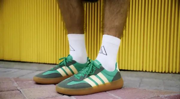 Zielone sneakersy Adidas z żółtymi paskami i brązową podeszwą. Idealne na 18 stopni, gdy chcesz wyglądać stylowo i czuć się komfortowo.