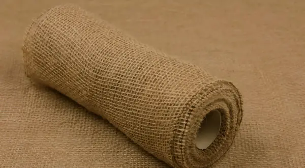 Zrolowana juta, naturalny materiał, idealny do dekoracji i rękodzieła. Co to juta? To właśnie ona!