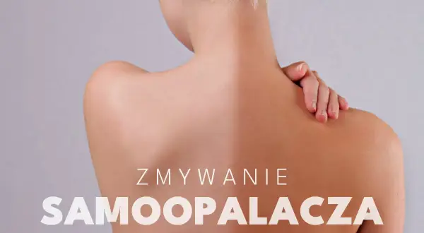 Kobieta z opalonymi plecami, pokazująca jak zmyć samoopalacz.