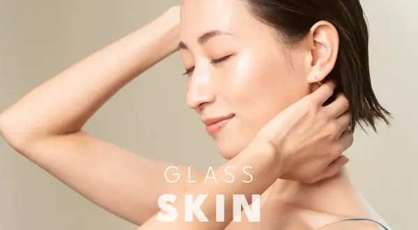 Kobieta z idealną, lśniącą cerą, która emanuje zdrowiem i blaskiem. Jej skóra wygląda jak tafla szkła, osiągając efekt glass skin.
