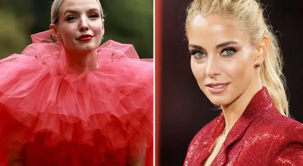 Blondynki w czerwieni: inspiracje na makijaż do czerwonej sukienki. Dwie kobiety w odcieniach czerwieni, obie z blond włosami.