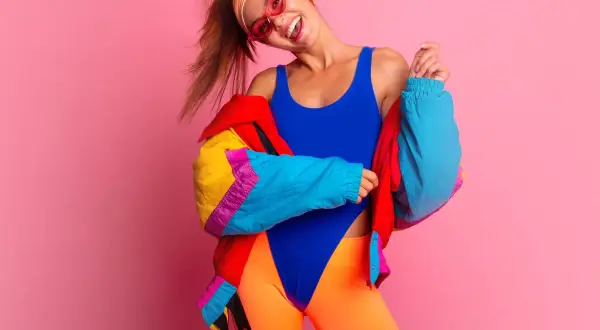 Dziewczyna w neonowym stroju z lat 80. gotowa na imprezę. Moda tamtych lat to szaleństwo kolorów!