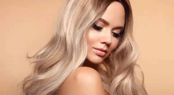 Beżowy blond dla każdej kobiety, która pragnie subtelnego blasku i naturalnego piękna.