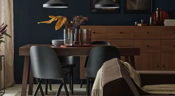Elegancka jadalnia z ciemnymi meblami. Czy brązowy pasuje do czarnego? Tak, tworzy przytulną atmosferę.