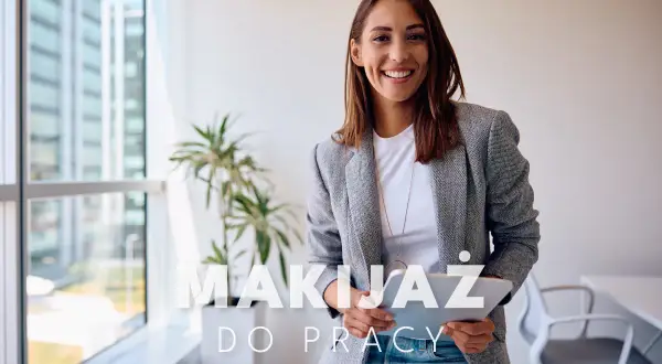 Uśmiechnięta kobieta w biurze, trzymająca tablet. Idealny makijaż do pracy podkreśla jej profesjonalizm i pewność siebie.