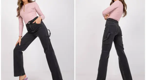 Modelka w różowym topie i ciemnych jeansach straight. To znaczy, że nogawki są proste od bioder w dół, idealne do każdej stylizacji.
